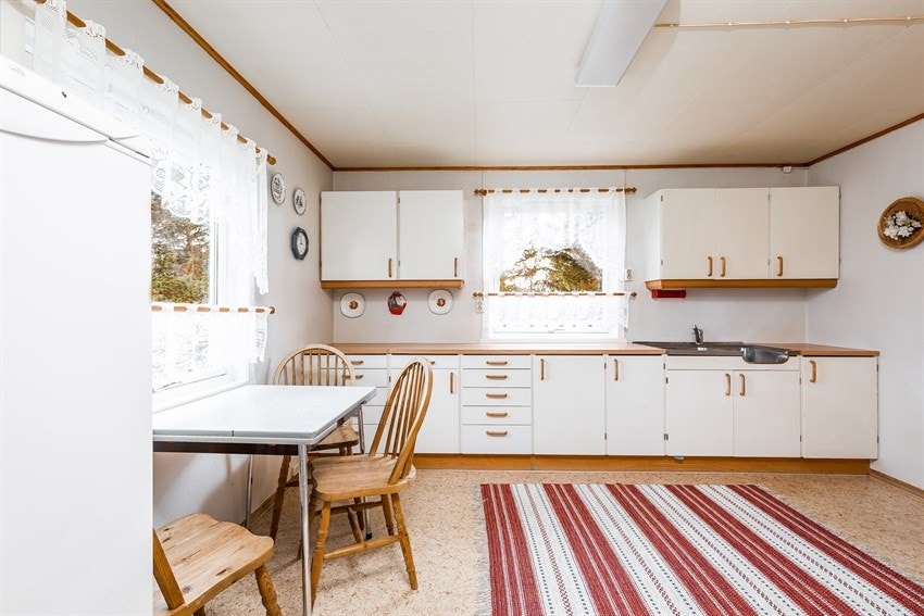 Kjøkken med godt av benke- og skapplass.