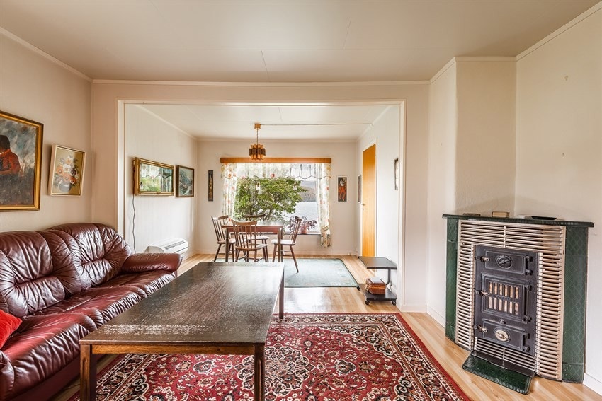 Vedovn i stuen som kan fyres opp på mørke vinterdager.