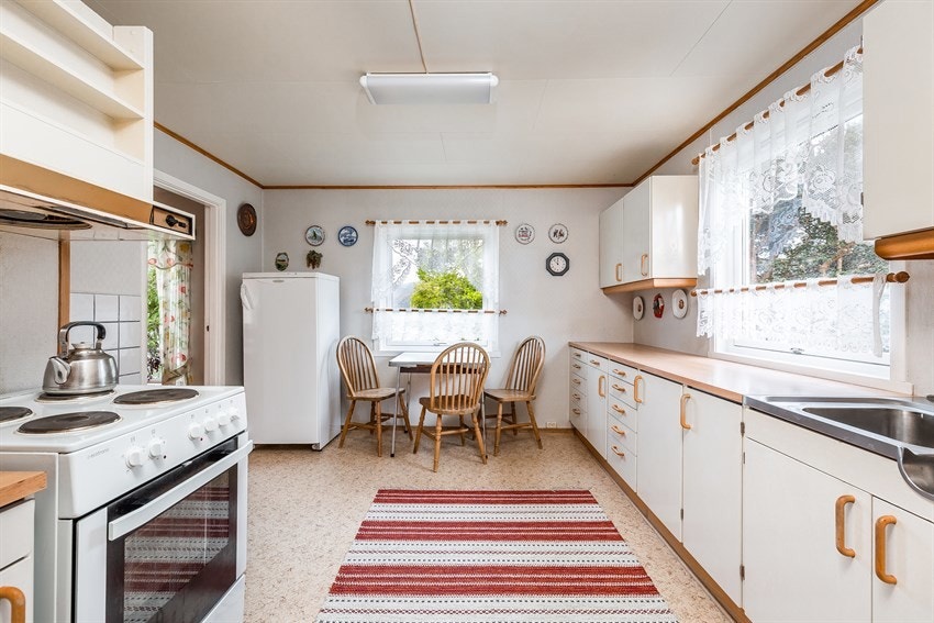 Komfyr, kjøleskap og benkoppvaskmaskin medfølger.