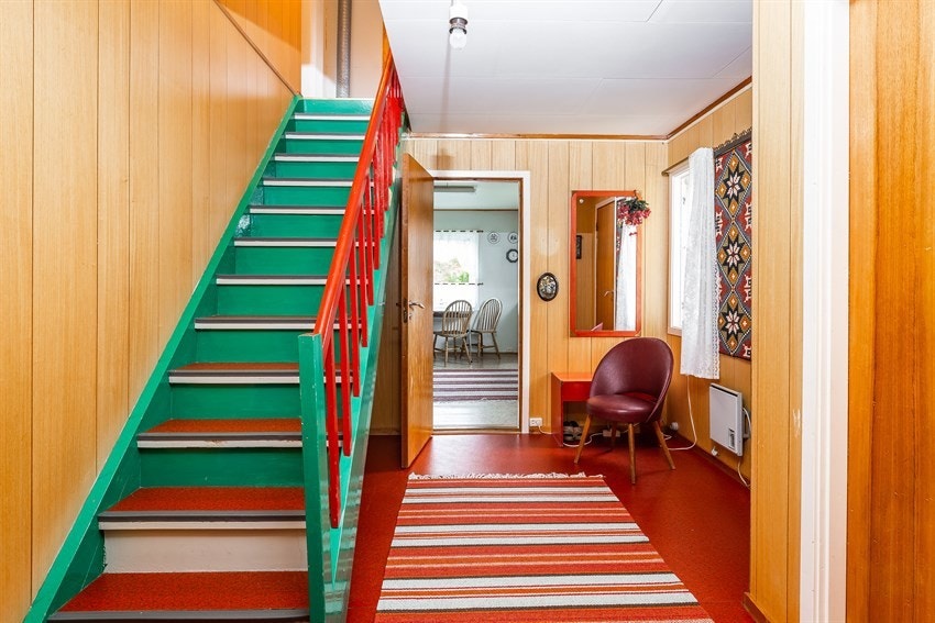 Boligen strekker seg over 2 etasjer - bad er ikke avbildet men er renovert i nyere tid.