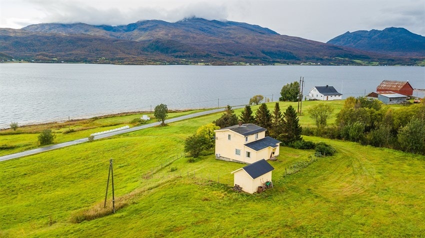 Eiendommen ligger for seg selv, litt opp på bakken fra hovedveien med flere parkeringsmuligheter på eiendommen.