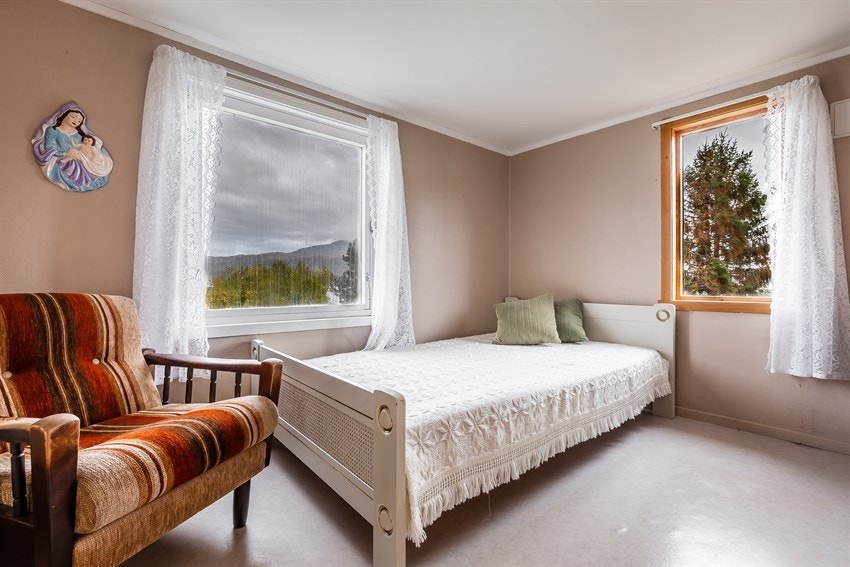 Soverom 1 - Det medfølger senger på alle soverommene, samt klesskap med unntak fra et av rommene.