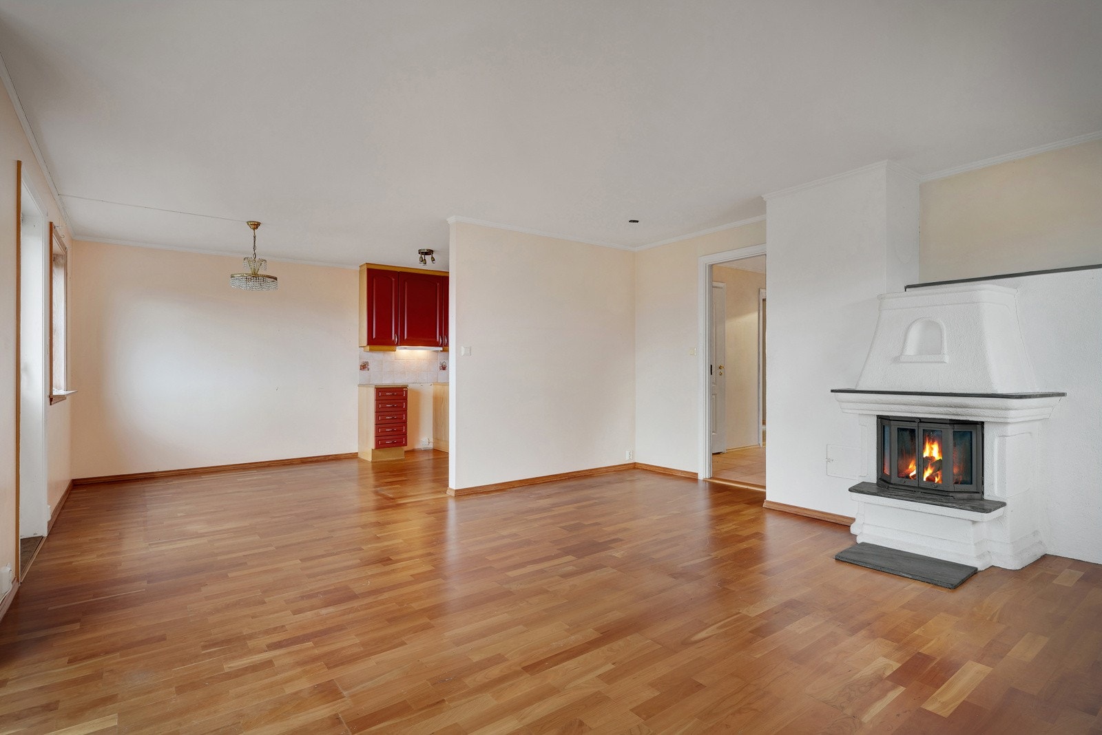 Romslig stue i kombinasjon med spsisestuen Galleribilde