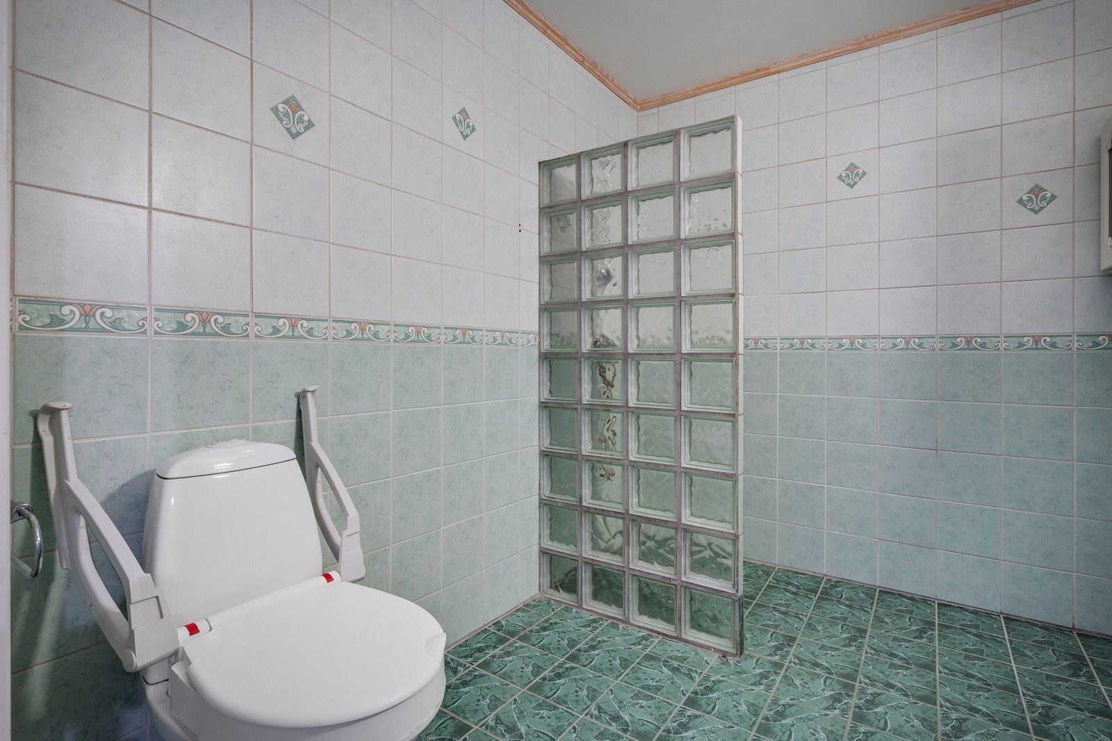 Romslig bad - sliselagt med varme i gulvet Galleribilde