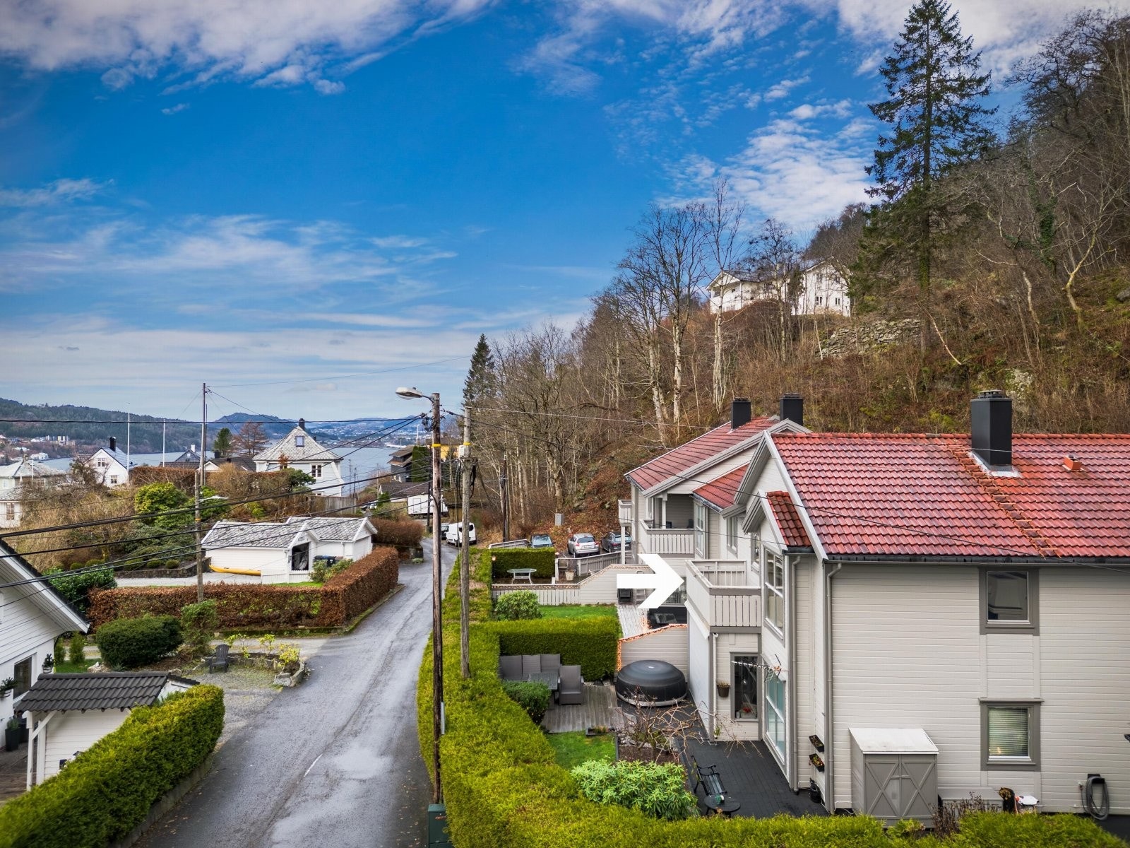 Velkommen til Salhussvingen 3 D - hjørneleilighet i 2.etg. med solrik altan og utsikt. Galleribilde
