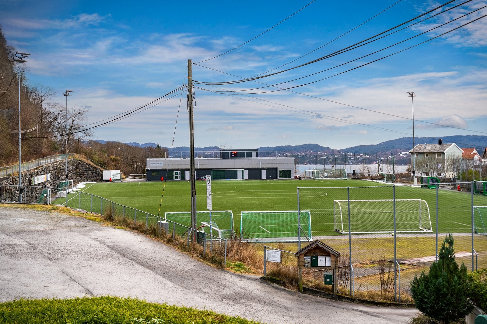 Den lokale fotballbanen ligger like ved Galleribilde