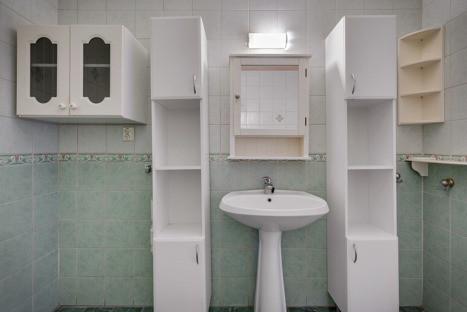 Servant, speil og sideskap ved vasken Galleribilde