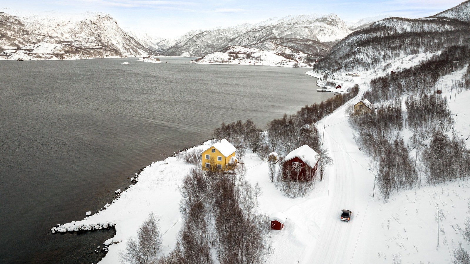 Eiendommen består av en enebolig med tilhørende fjøs, og har en naturskjønn beliggenhet med nærhet til fjorden. Galleribilde