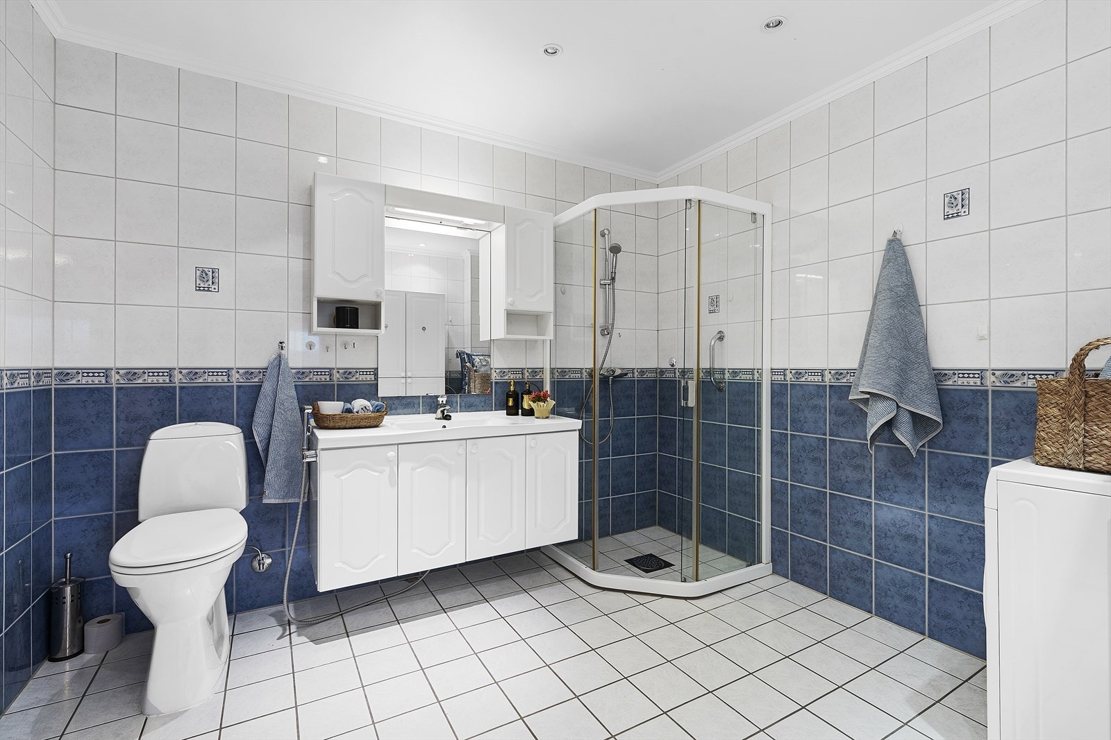 Romslig flislagt bad/wc/vaskerom Galleribilde