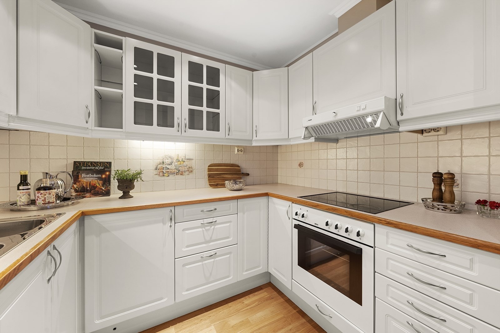 Kjøkkenet har godt med benkplass Galleribilde