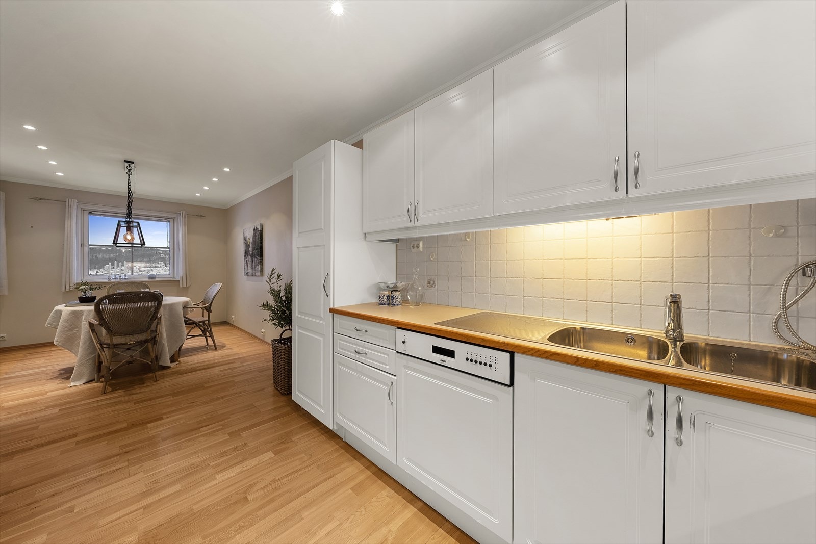 Kjøkkenet ligger i delvis åpen løsning mot stuen Galleribilde