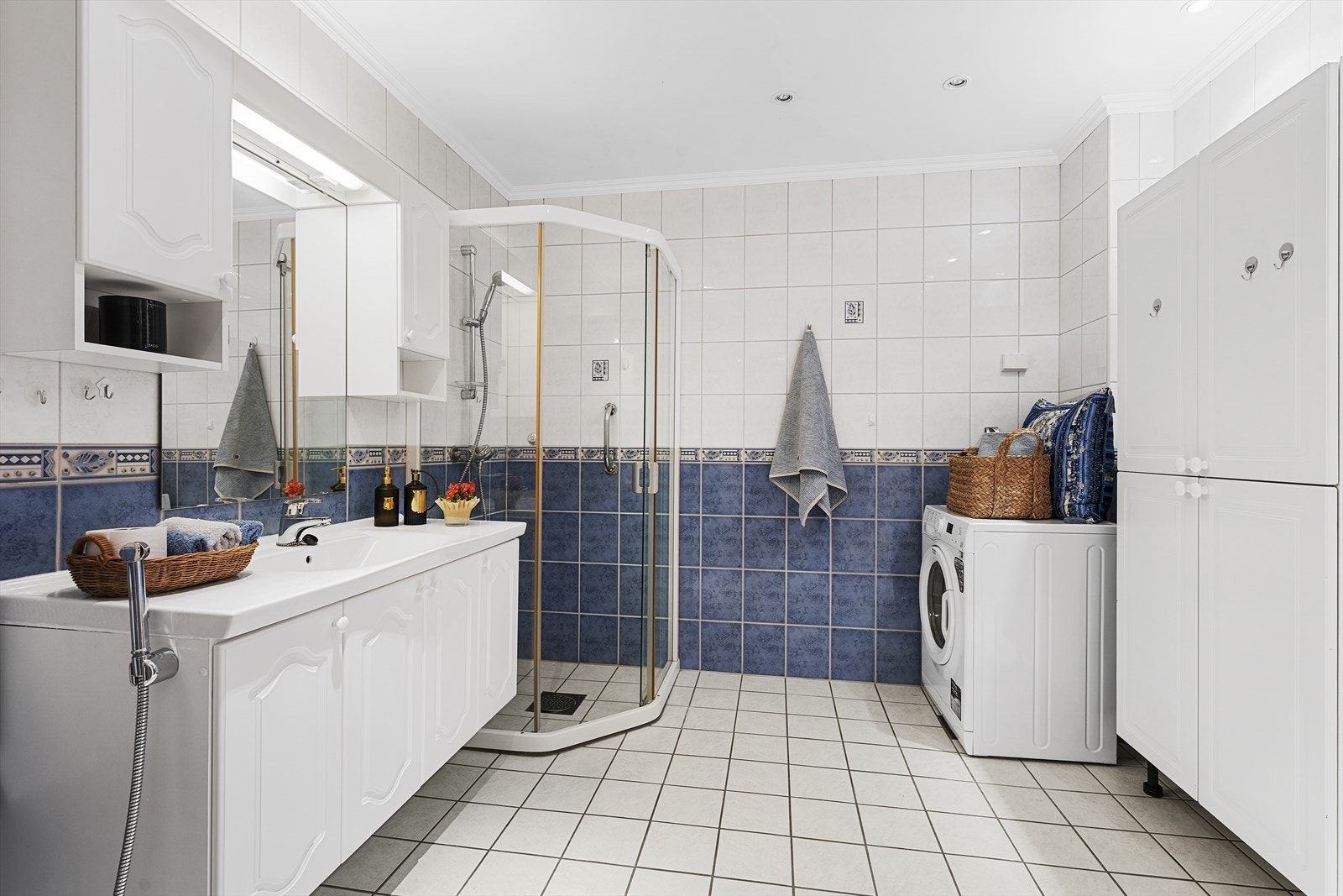 Badet har godt med skapplass Galleribilde