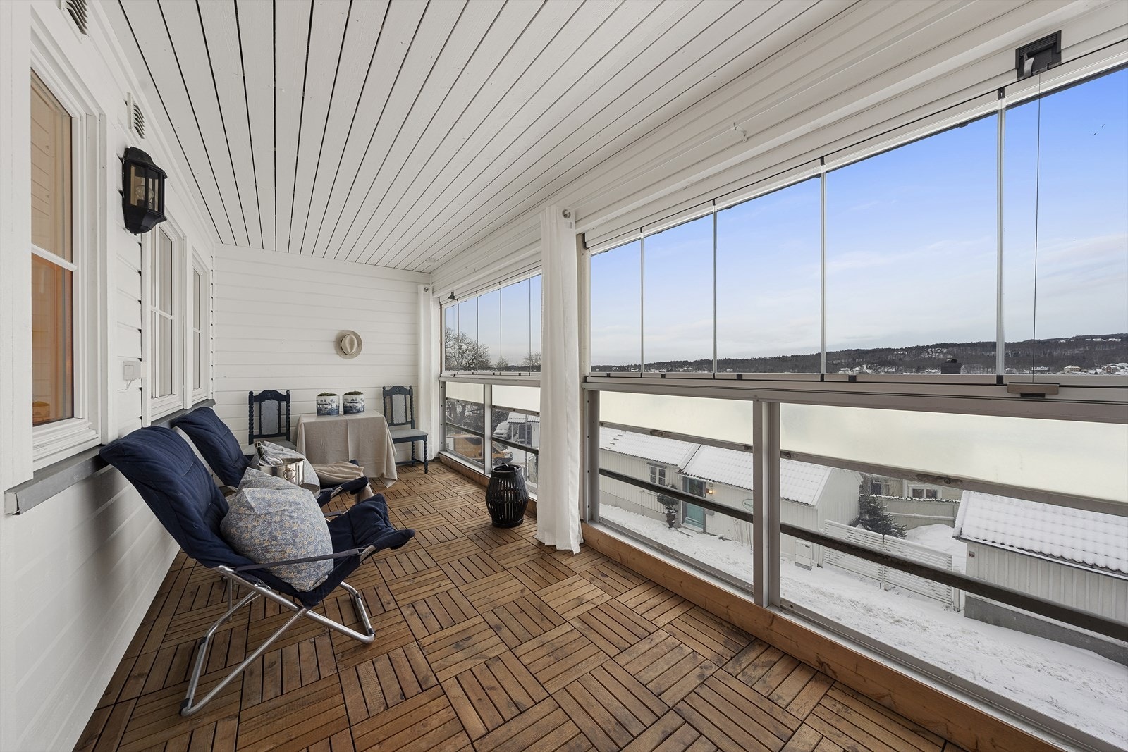 Leiligheten har flott innglasset balkong med gode solforhold. Innglassingen kan åpnes opp slik at man får en åpen balkong. Galleribilde