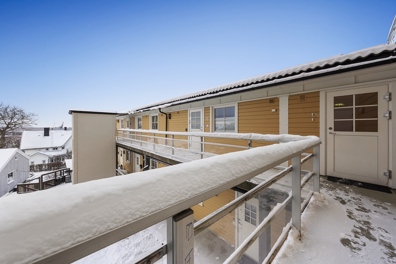 Det er heisadkomst fra inngangsparti opp til leilighet. Leiligheten har adkomst via svalgang. Galleribilde