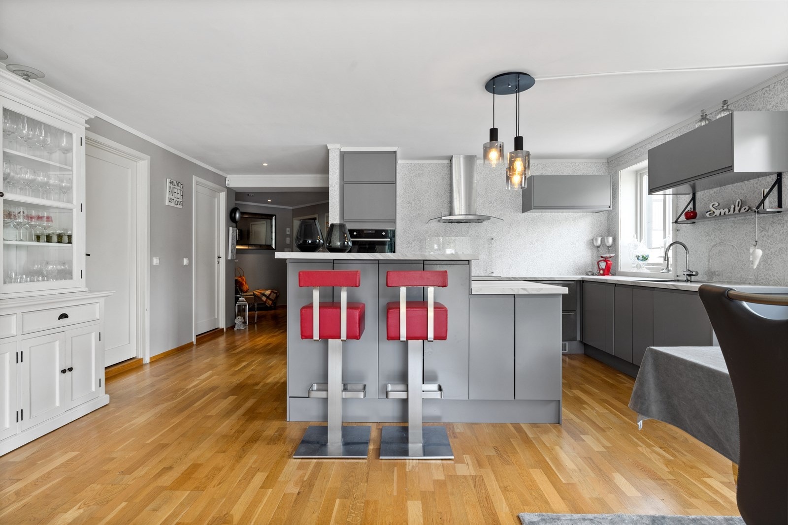 Kjøkkenet har godt med skap- og benkeplass. Galleribilde