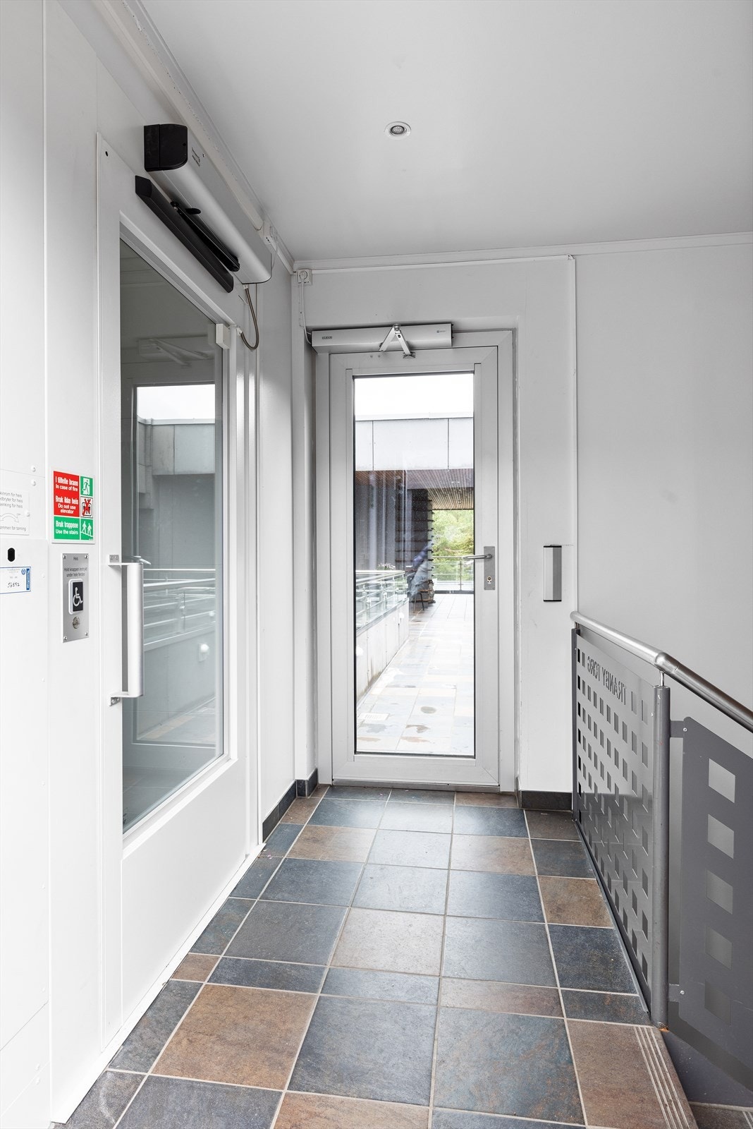 Det er heis i gården. Galleribilde