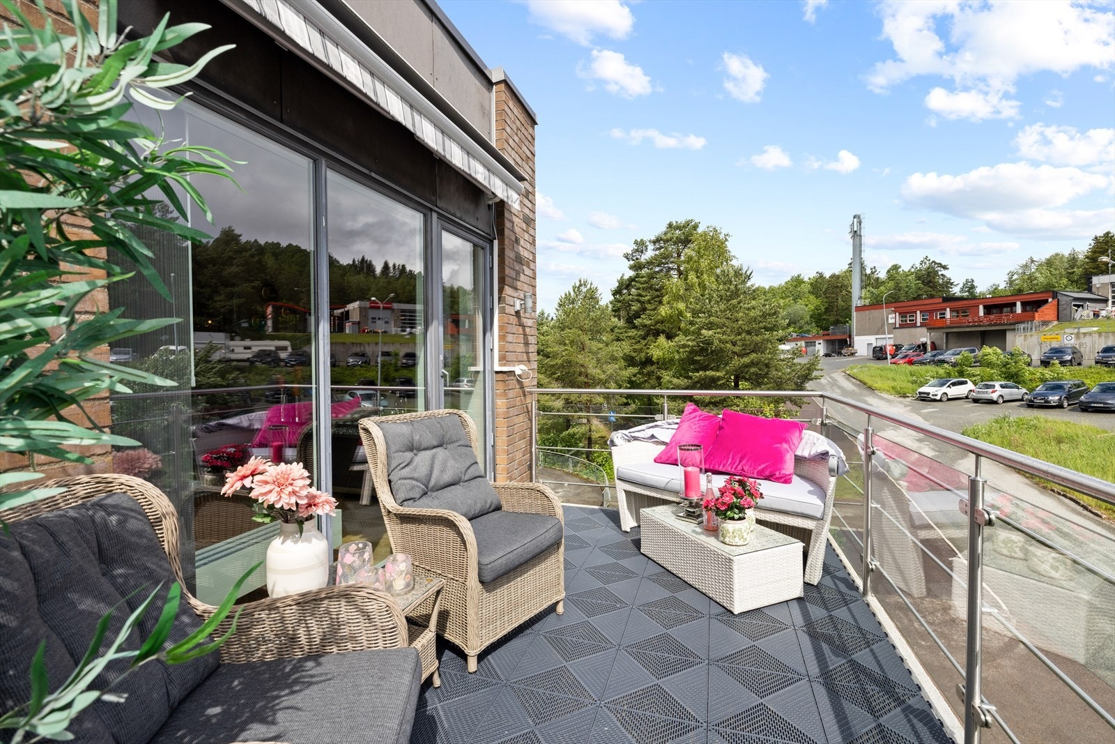 På balkongen er det montert markise. Galleribilde