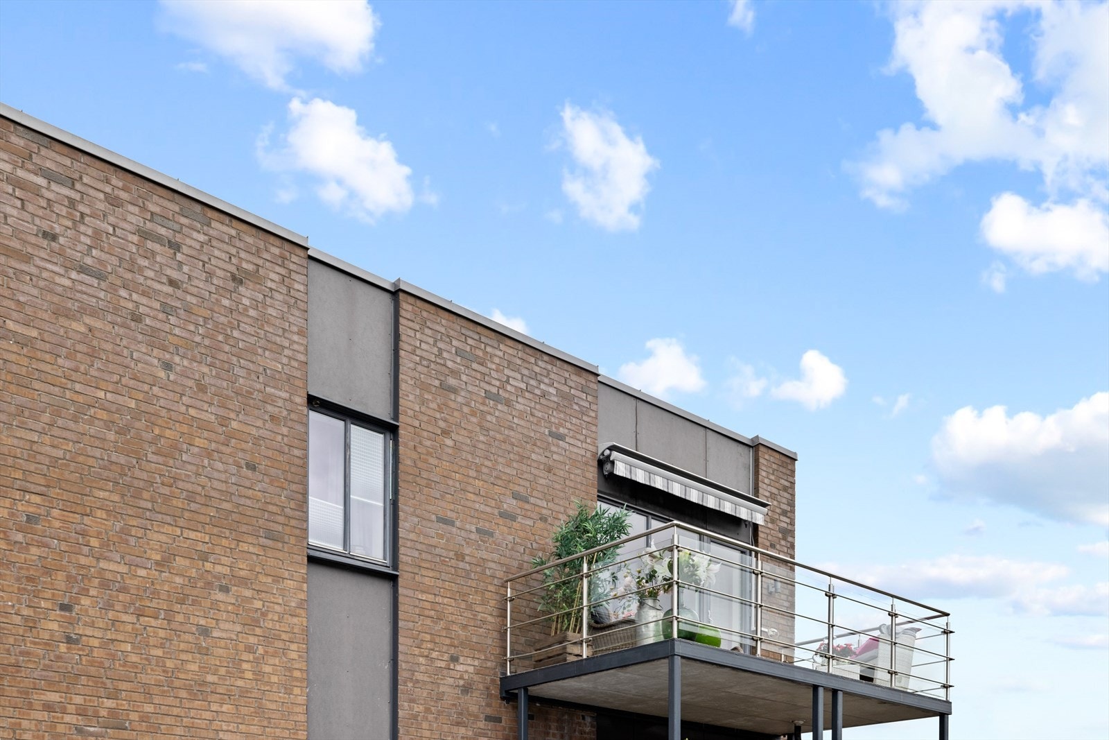 Leiligheten har en stor balkong på 10 kvm. Galleribilde