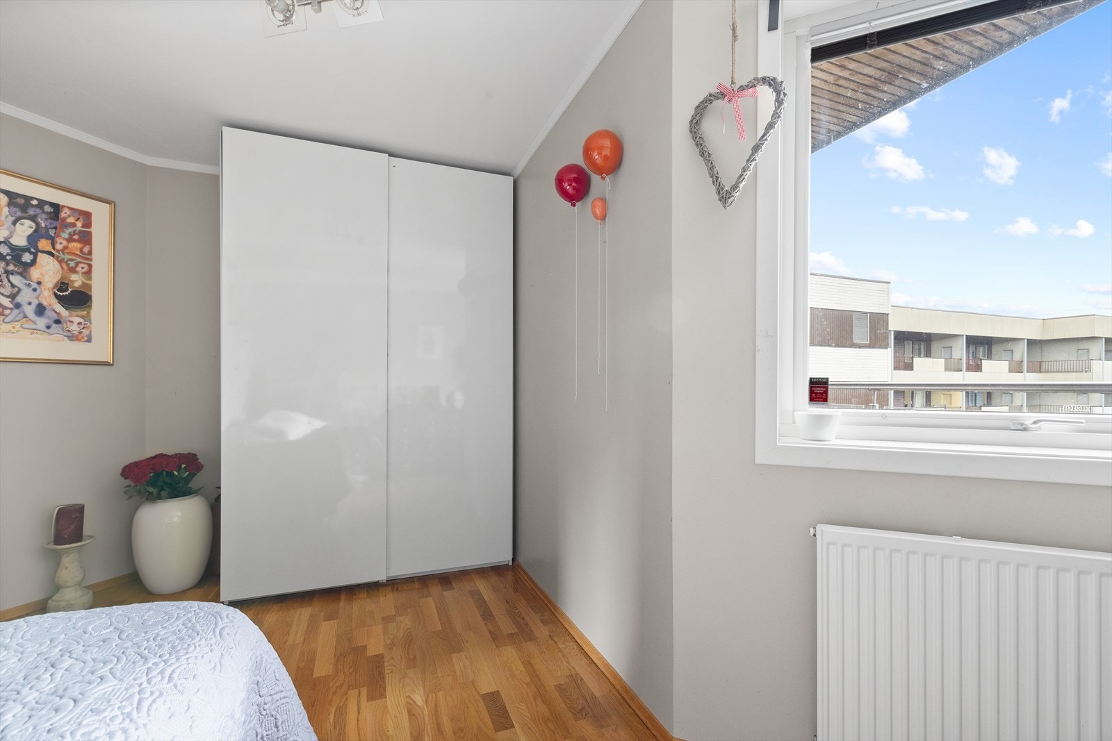 Det er garderobeskap som medfølger også på soverom 2. Galleribilde