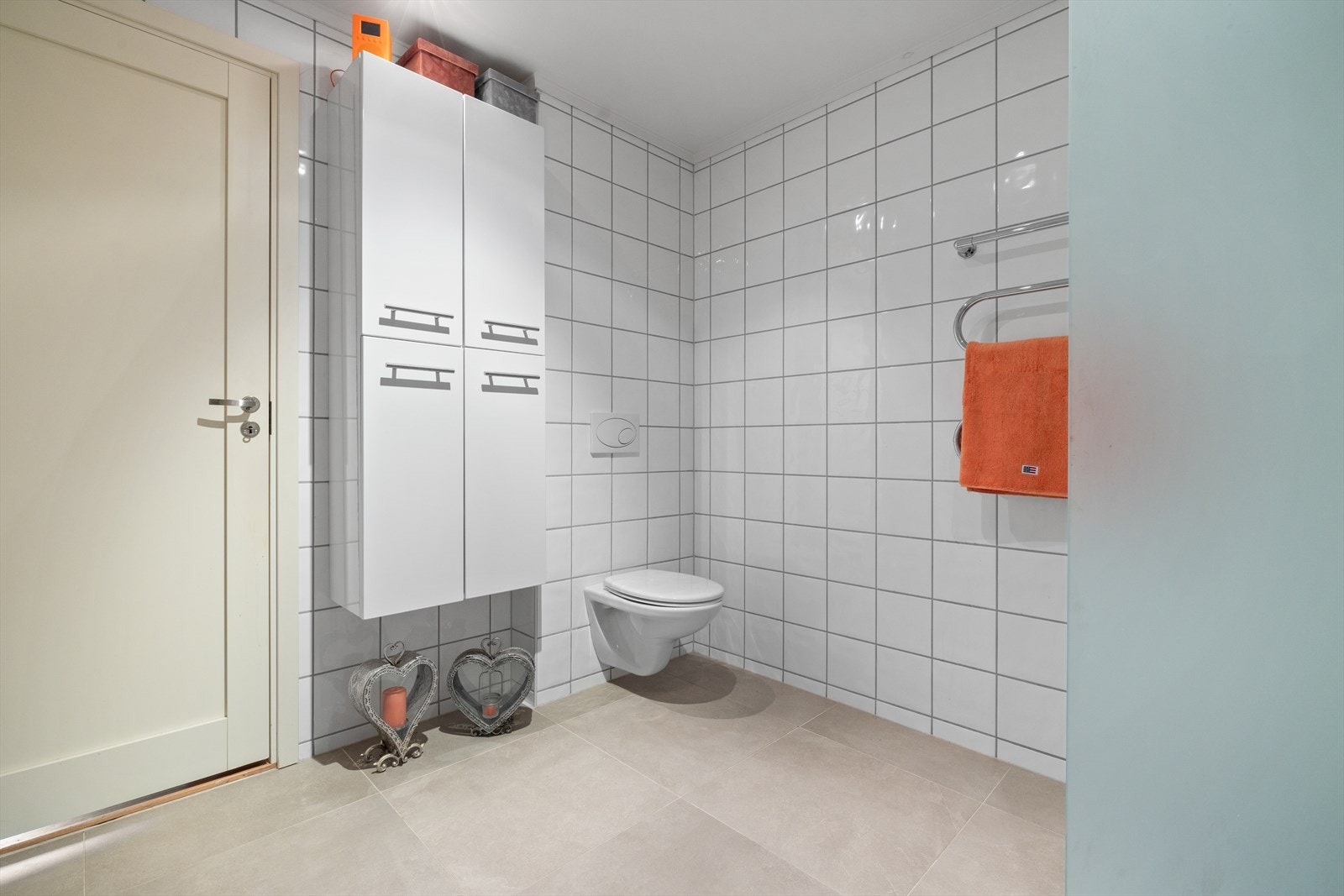 Stort baderom med dusjhjørne. Galleribilde