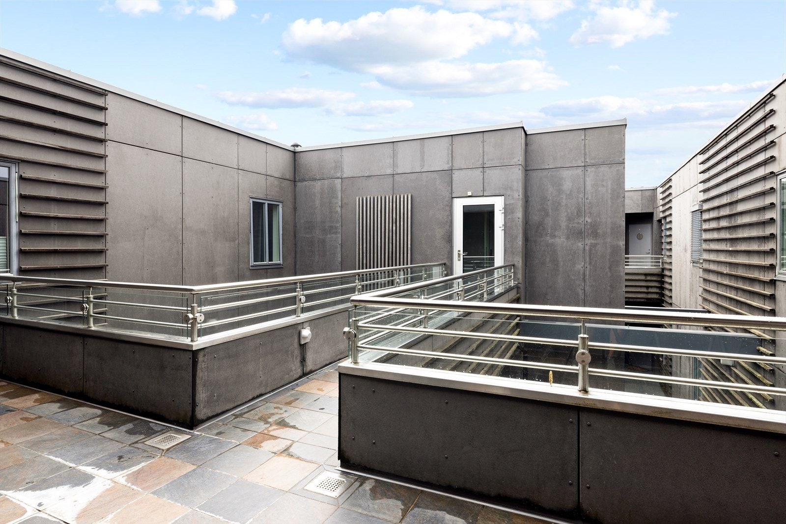 Adkomst til leiligheten via svalgang. Galleribilde