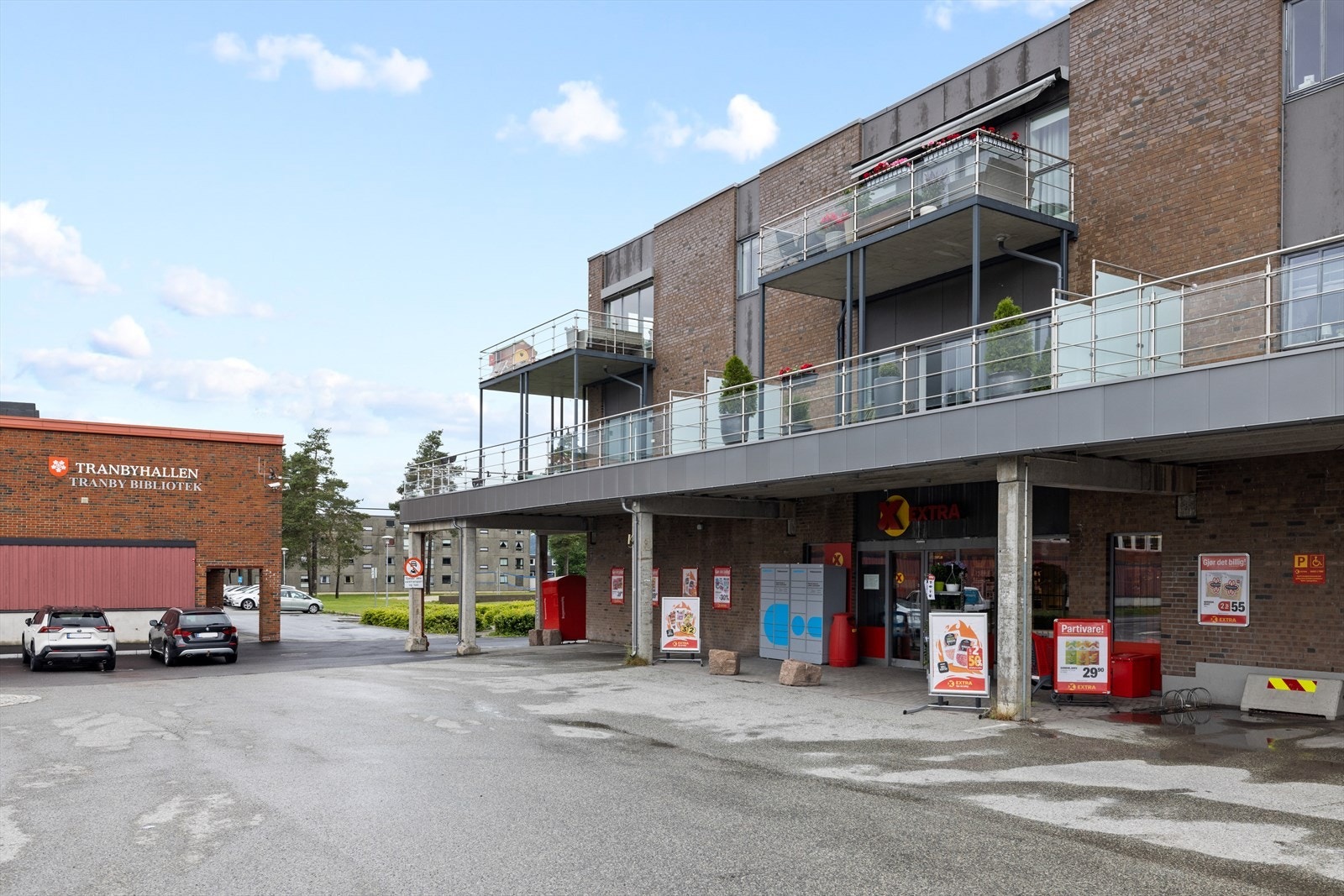 Svært sentral beliggenhet med matbutikk i samme bygg. Det er også kort vei til skoler, idrettslag og turområder. Galleribilde