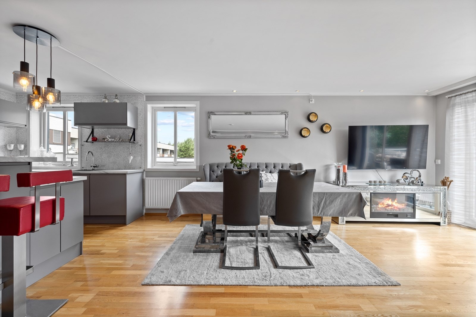 Hyggelig spiseplass ved kjøkkenøyen. Galleribilde