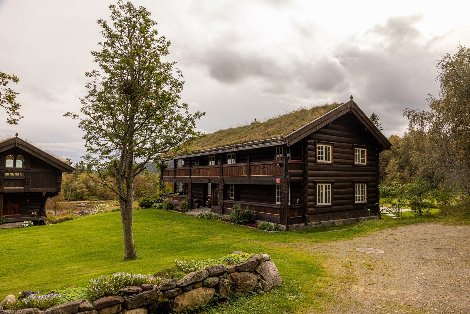 Et romslig gårdstun designet av landskapsarkitektene Villbring, eksperter på historiske gårdstun. Galleribilde