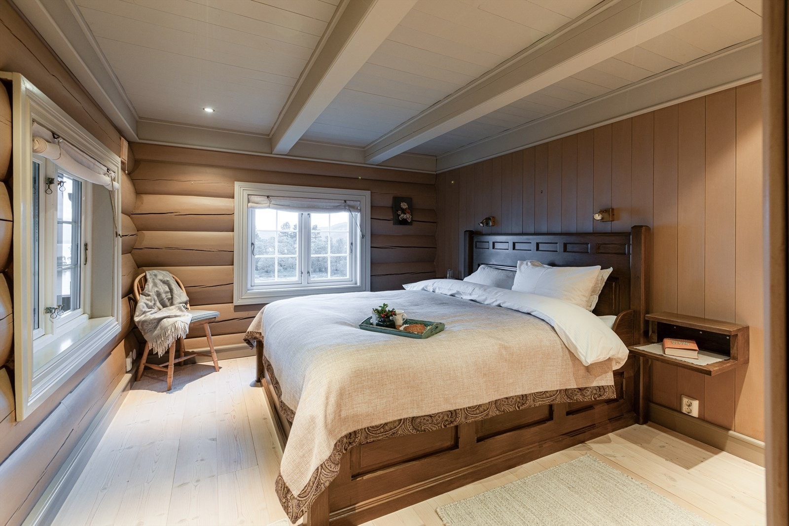 Boligen har fire soverom i 2 etasje, alle med heltre furugulv og snekkerbygde møbler. Galleribilde