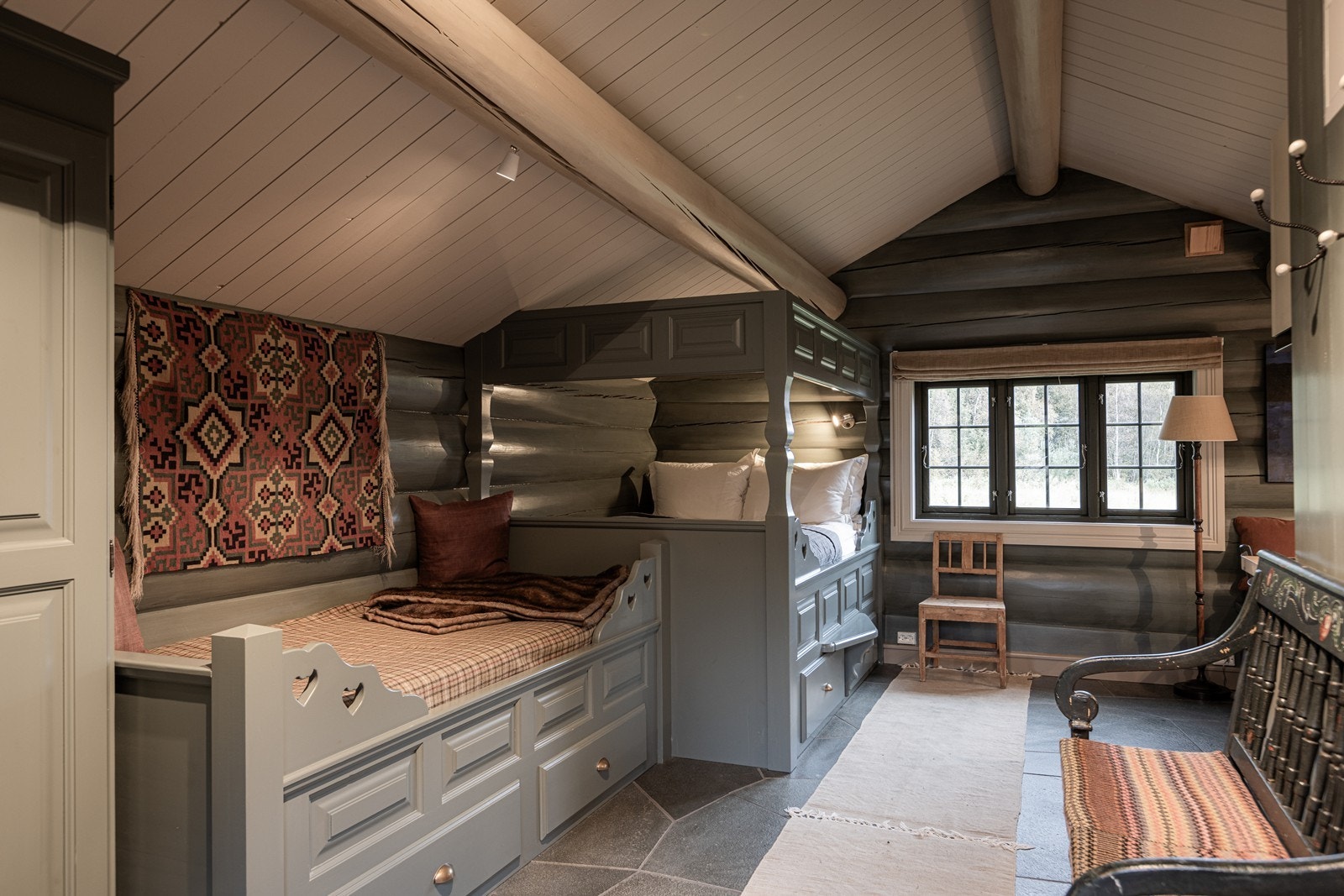 Fjøset, eller Garde , er en bygning med laftet tømmer og skifergulv, utstyrt med minikjøkken og bad. Galleribilde