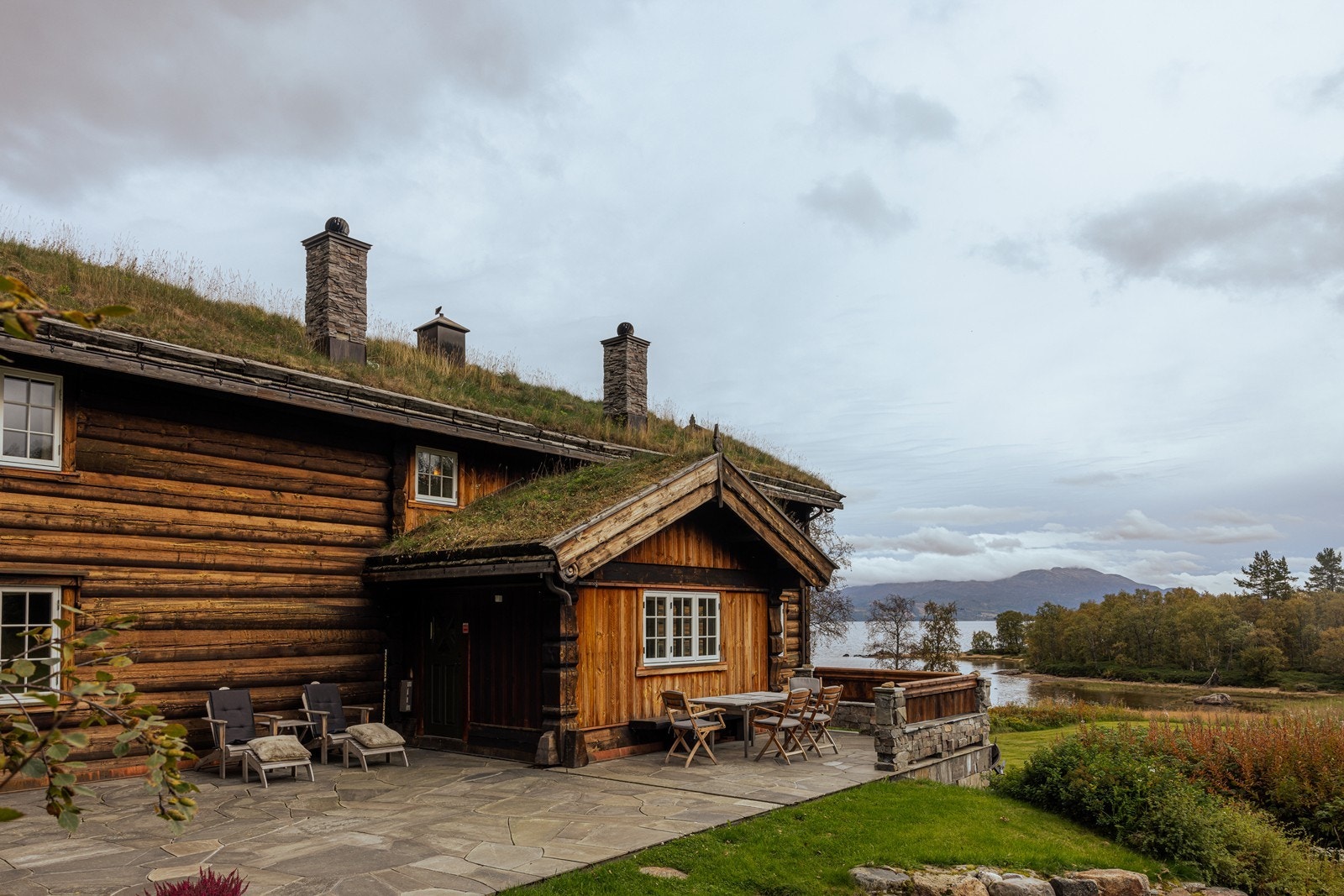 Nyt luksusen av et privat gårdstun, komplett med skiferbelagte terrasser og vakker hage. Galleribilde