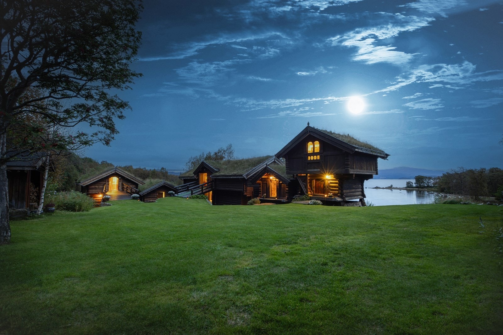 Brureloftet, et vakkert stabbur i tradisjonell telemarkstil, er innredet med håndlagde møbler og delikate tekstiler Galleribilde