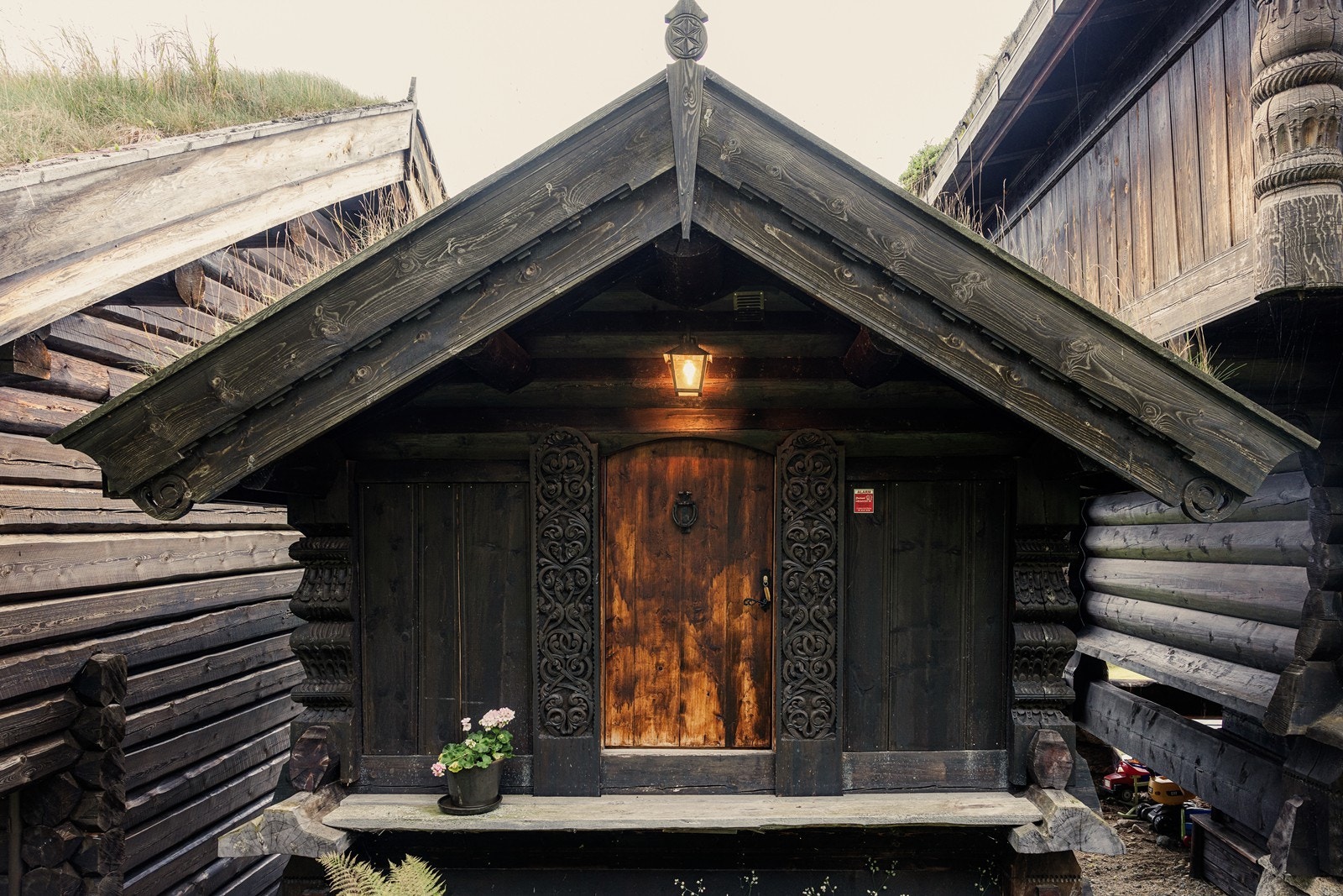 Vesleburet - Intimt og sjarmerende: Et sjarmerende lite hus med tradisjonelt laftet tømmer, perfekt for overnatting med eget bad og soverom. Galleribilde