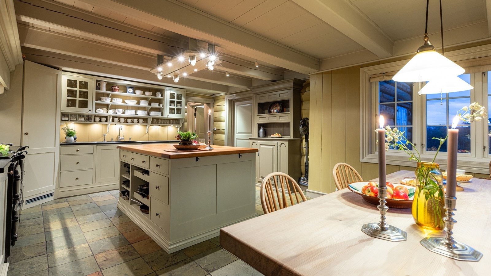 Kjøkkenet i hovedhuset på Tuftin Fjellgard kombinerer moderne funksjonalitet med et rustikt preg. Galleribilde