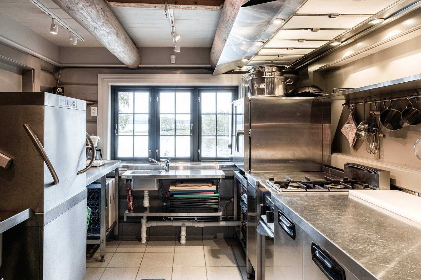 Låven på Tuftin Fjellgard er utstyrt med et profesjonelt kjøkken tilpasset store selskap. Galleribilde