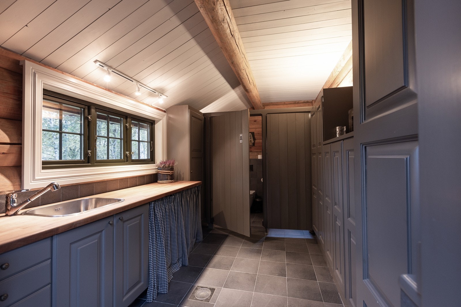 Toalettrom/teknisk rom låven. Galleribilde