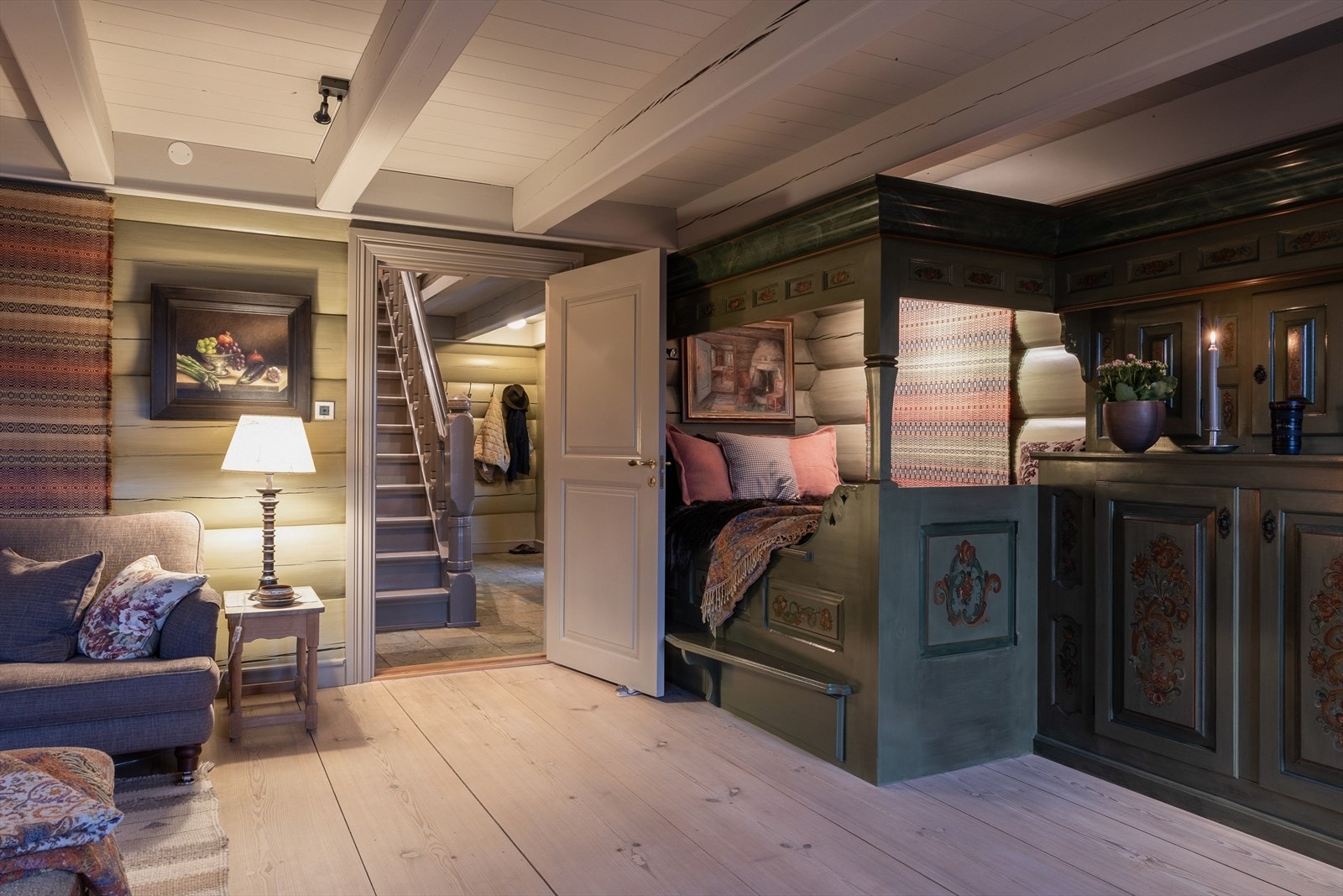 Kronsengen med framskap er rosemalt av den anerkjente maleren Ellen Øygarden. Galleribilde