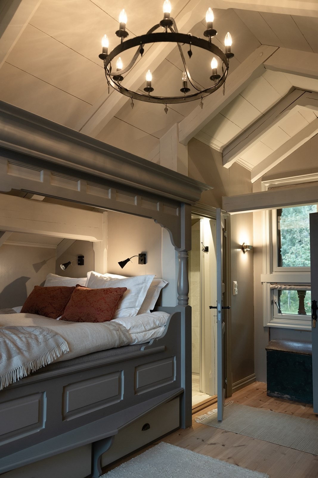 Brureloftet, som er bygget som et stabbur, ?fungerer hovedsakelig som en bryllupssuite og er innredet med håndlagde møbler ?og harmoniske tekstiler. Galleribilde