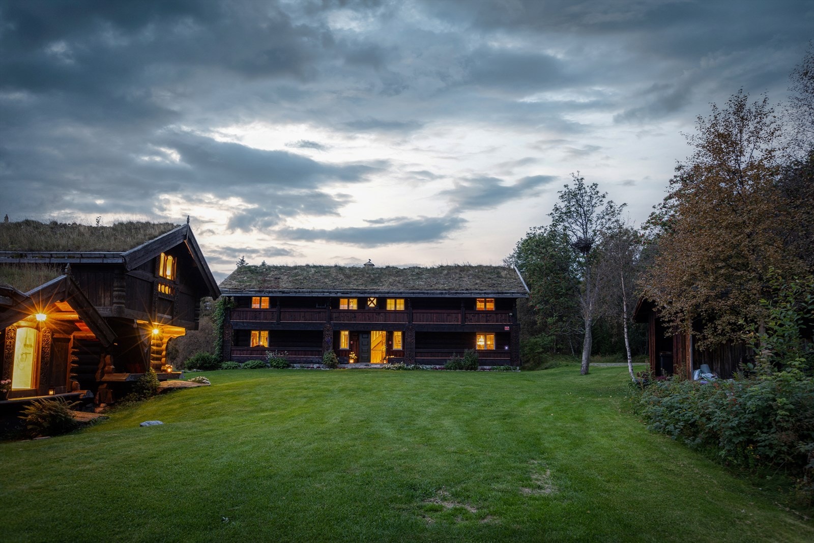 Tømreren Ottar Romtveits utforming av gården er et mesterverk av tradisjonell byggeskikk og håndverkstradisjoner. Galleribilde