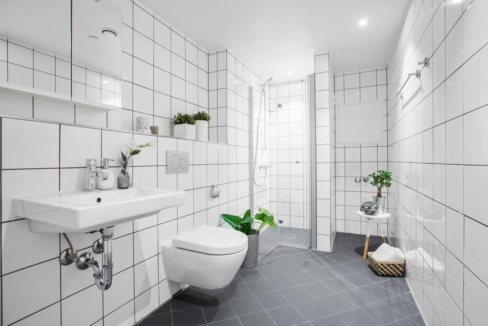 Stor fliselagt bad med opplegg til vaskemaskin Galleribilde