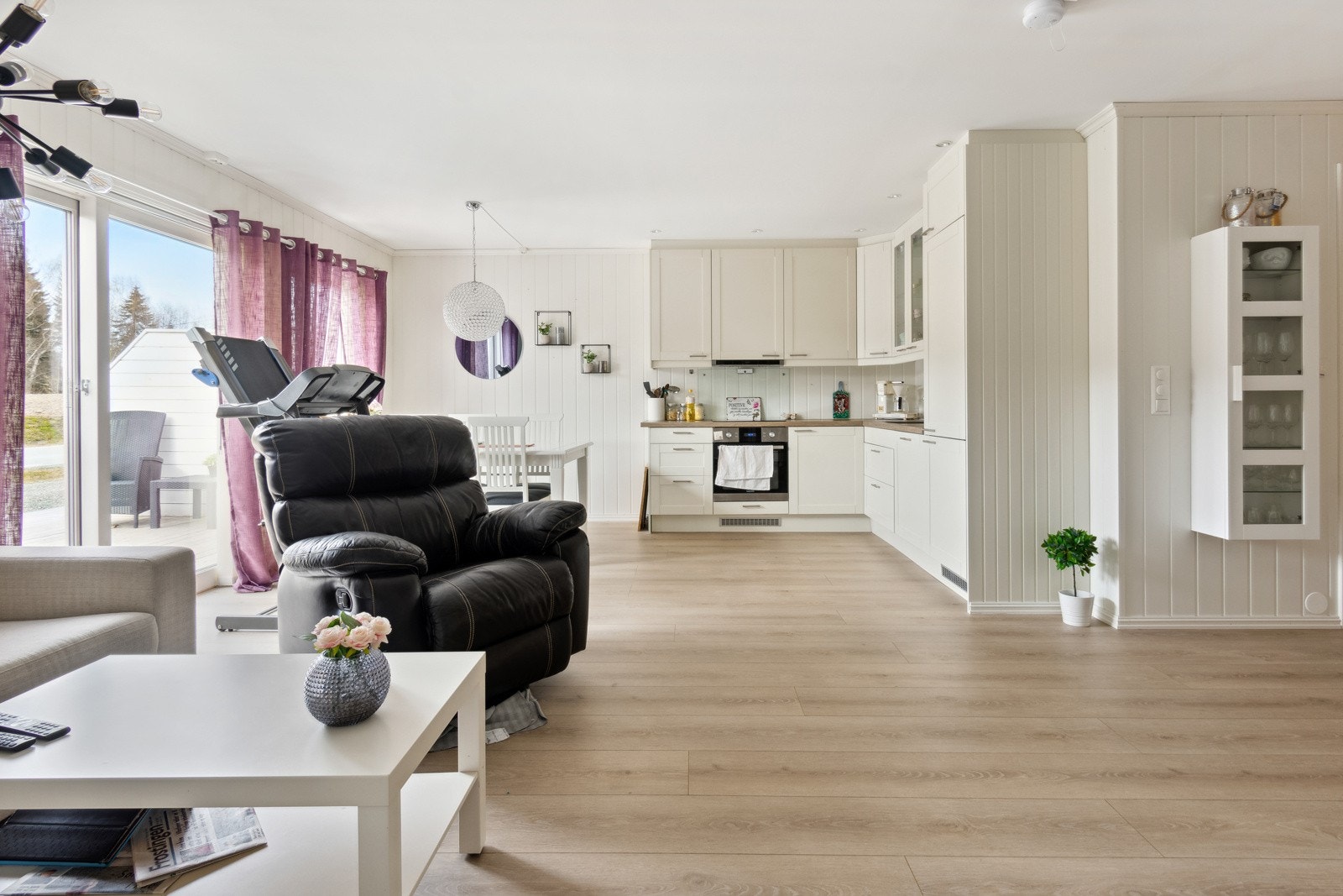 Godt lys og god plass til flere sittegrupper. Galleribilde