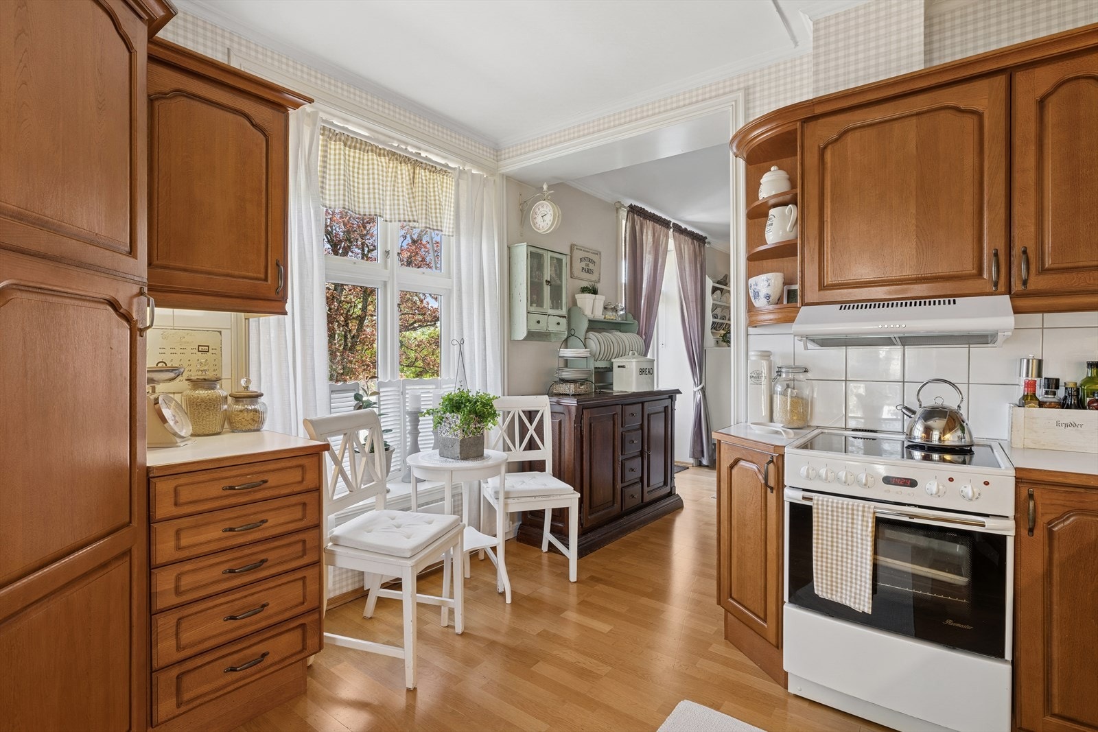 Videre inn til kjøkkenet, som er tidløst. Galleribilde