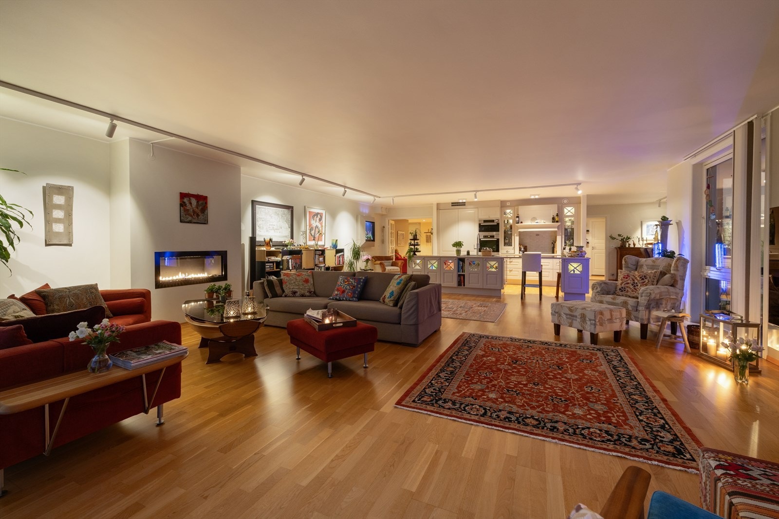 Boligen er oppvarmet med vannbåren gulvvarme i alle rom. Elektriske varmekabler på badene og WC. Varmepumpe på soverom. Galleribilde