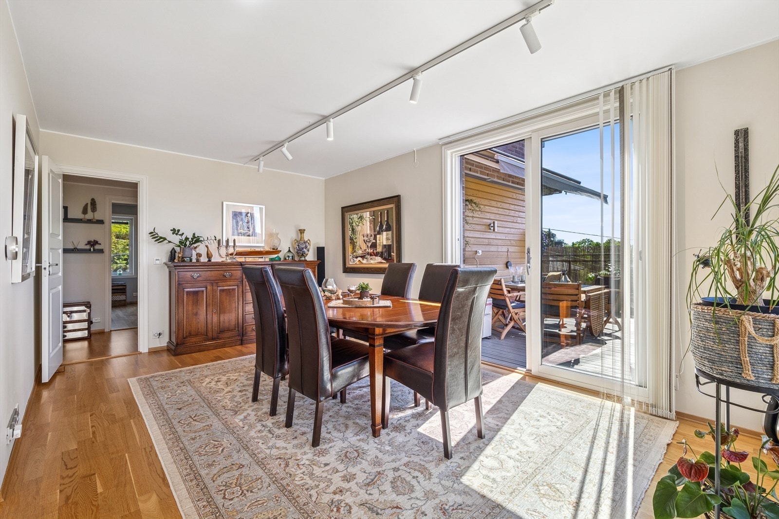 Fra spisestuedelen er det utgang til den andre terrassen. Galleribilde