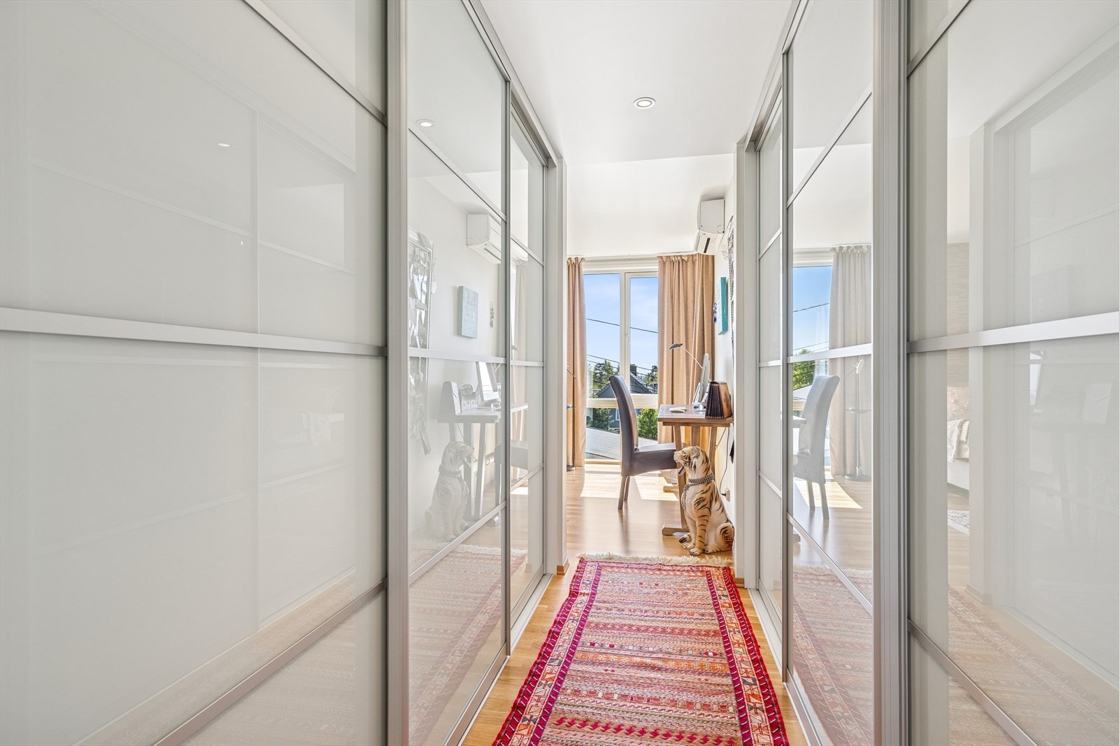 Soverommet har rikelig med garderobeskap. Galleribilde