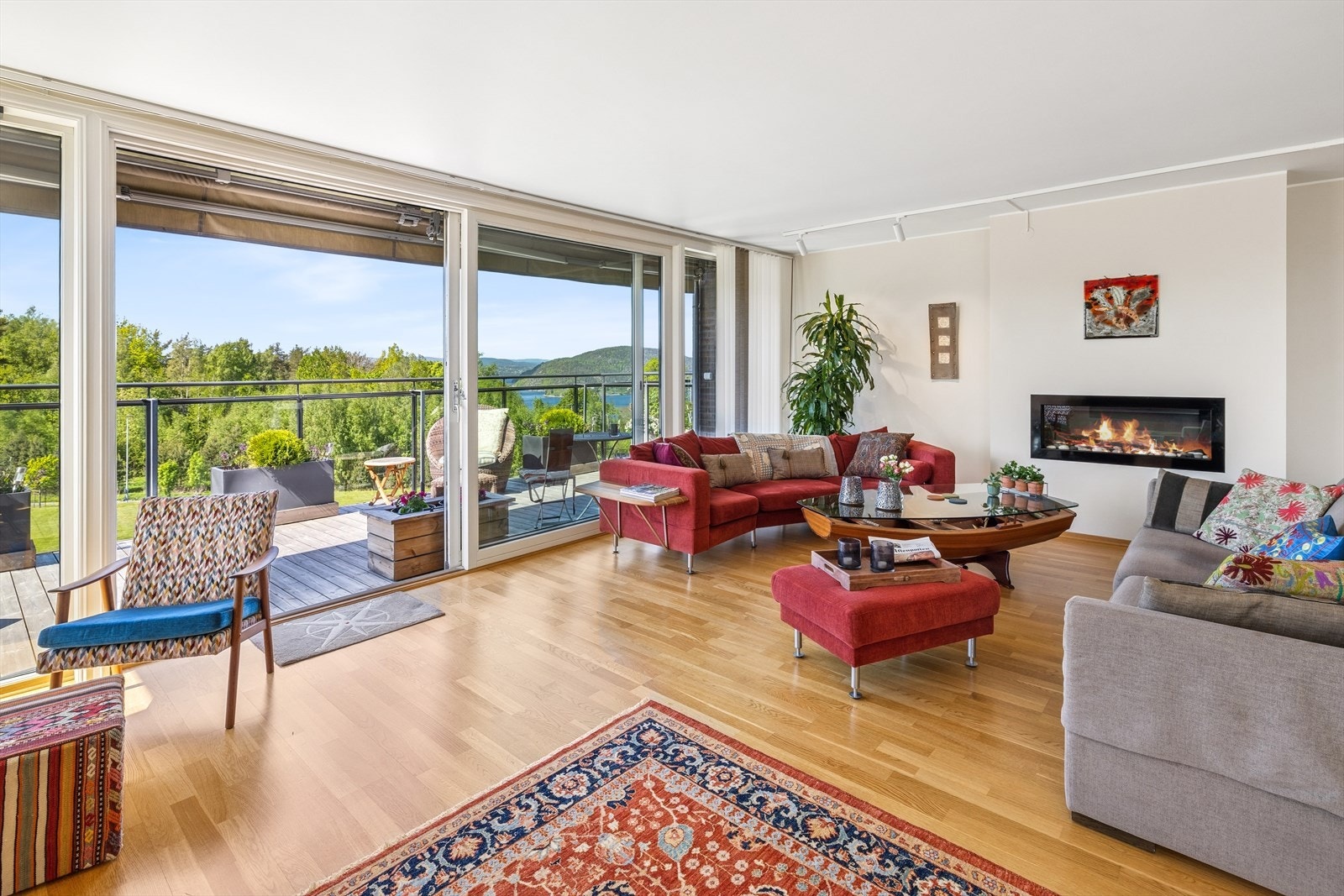 Leiligheten har en meget romslig stue med store glassflater fra gulv til tak som slipper inn rikelig med dagslys, og du kan nyte utsikten nesten uansett hvor i rommet du befinner deg. Galleribilde