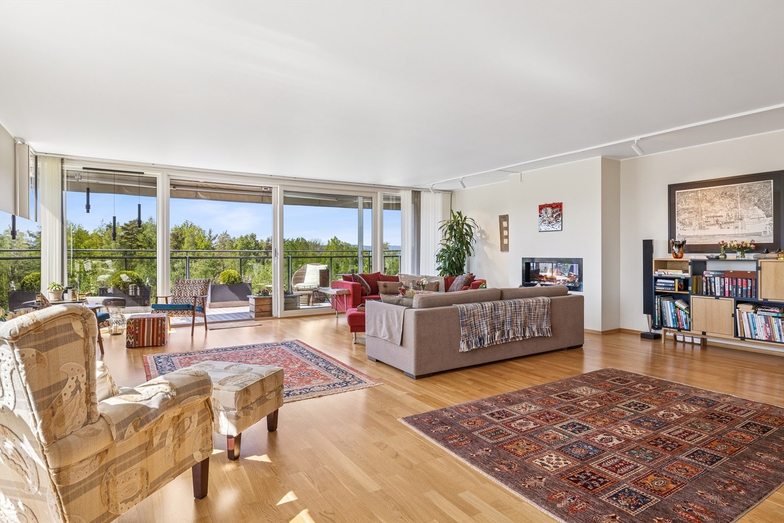 Stuens størrelse, gode utforming og de tidløse fargevalgene på vegger legger et godt grunnlag for å innrede rommet etter eget ønske. Galleribilde