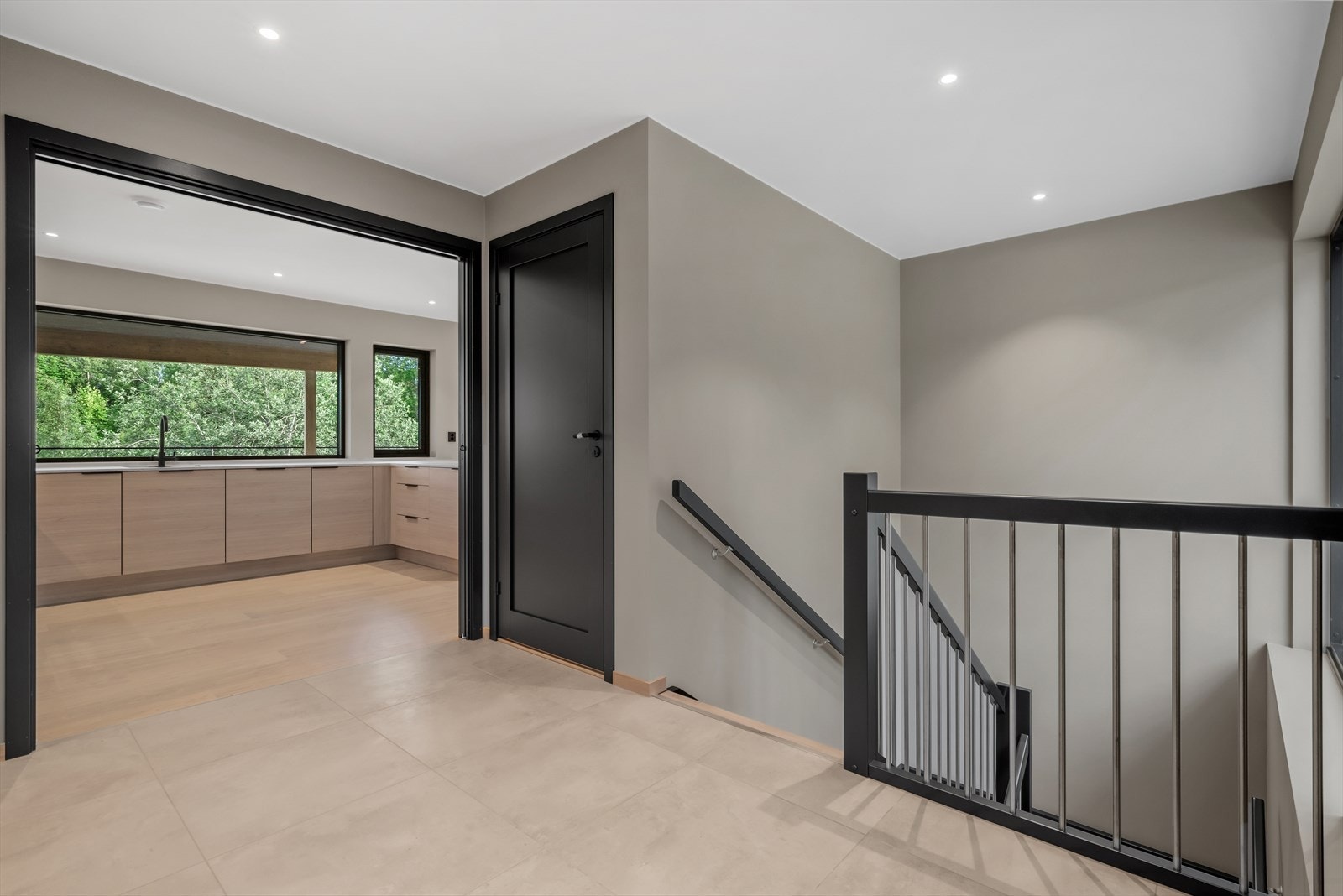 Beveger vi oss videre finner vi hjerte av boligen, kjøkken/stue delen Galleribilde