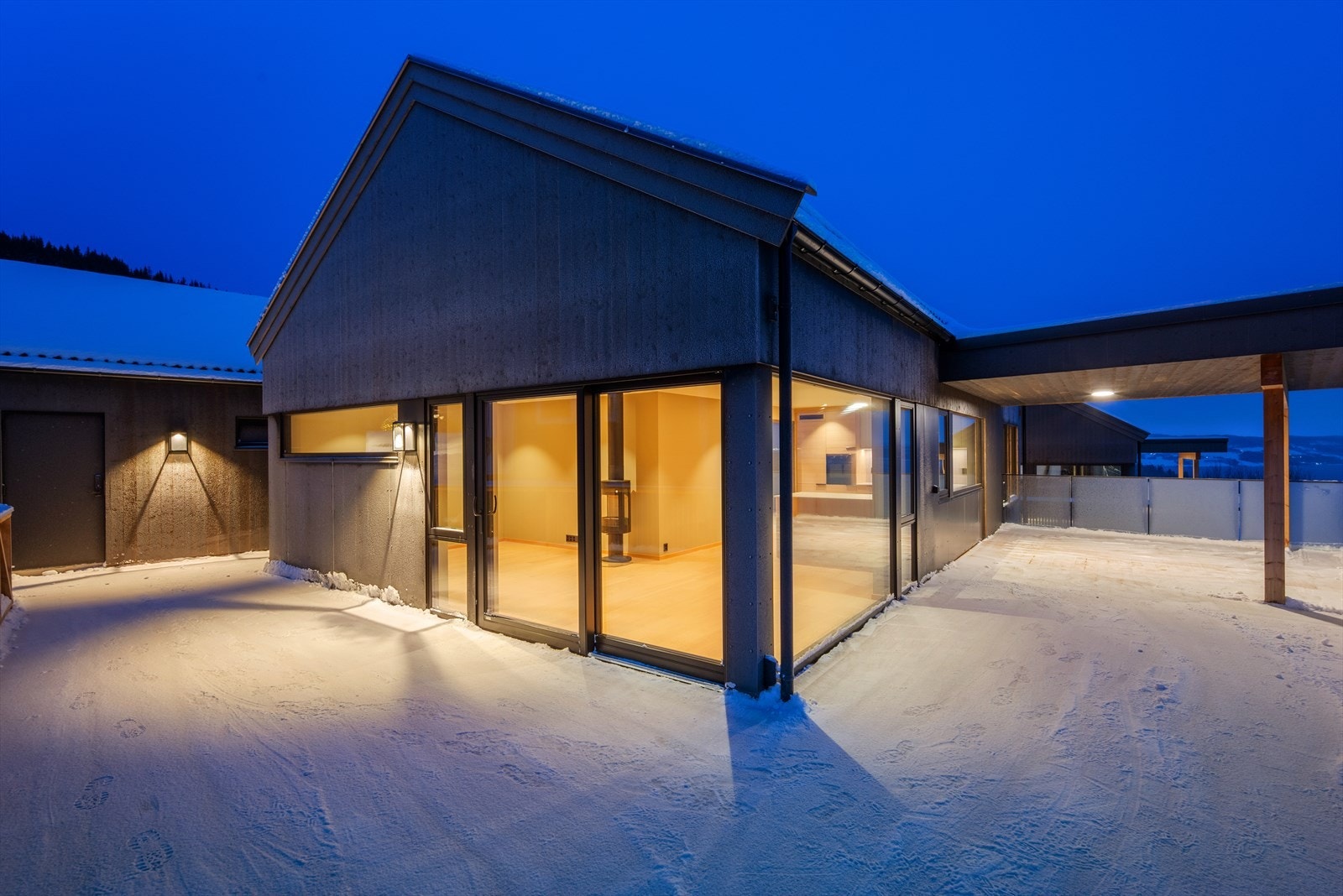 Boligen går over 2 etasjer og inneholder stue / kjøkken, soverom, bad, wc og entre i hovedetasjen. Galleribilde