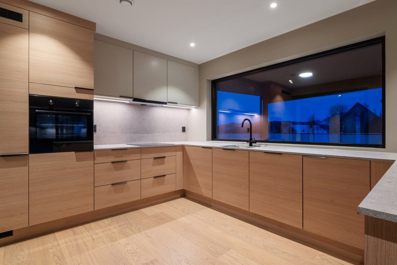 Kjøkken er av høy kvalitet med moderne og flotte detaljer Galleribilde